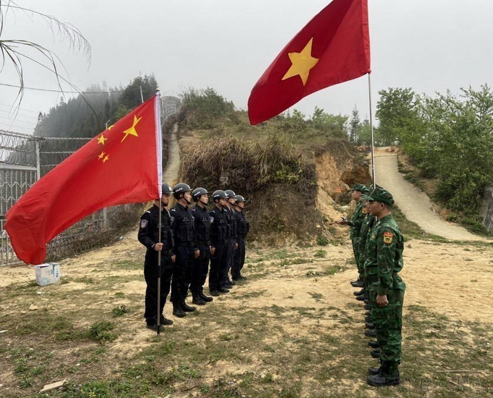 Đồn Biên phòng Thàng Tín, Bộ đội Biên phòng tỉnh Hà Giang phối hợp với Phân trạm kiểm soát biên phòng Mãnh Động và Đồn công an Mãnh Động (Trung Quốc) tuần tra kiểm soát thực thi pháp luật trên biên giới (22/3/2024). (Ảnh: TTXVN phát)