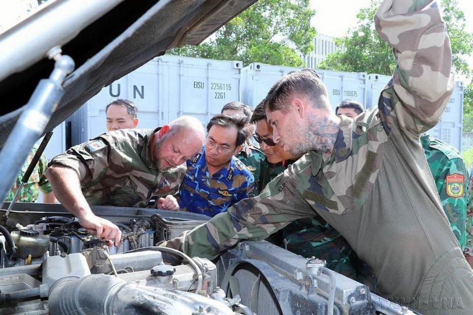 Các chuyên gia Pháp truyền đạt kinh nghiệm sửa chữa, bảo trì, bảo dưỡng xe hai cầu được sử dụng tại phái bộ LHQ tại Khóa huấn luyện lái xe hai cầu cho sĩ quan QĐND Việt Nam do Chính phủ Pháp hỗ trợ (24/10/2024). (Ảnh: Trọng Đức/TTXVN)