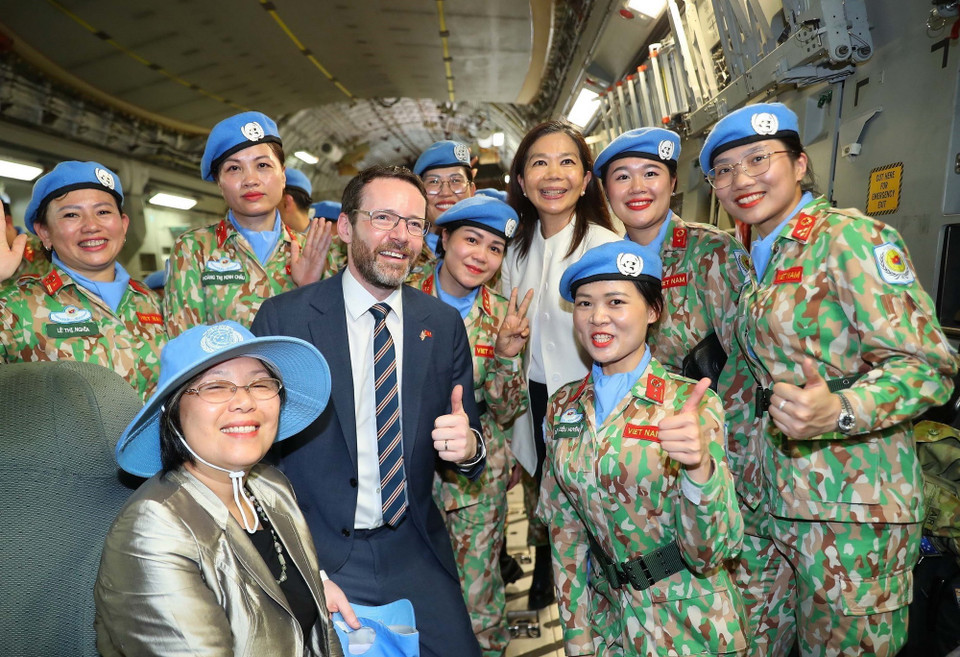 Đại diện các sứ quán, tổ chức quốc tế tại Việt Nam lên máy bay tiễn các nữ sỹ quan lên đường làm nhiệm vụ tại Lễ xuất quân của Bệnh viện dã chiến cấp 2 số 6 và Đội Công binh số 3 lên đường thực hiện nhiệm vụ tại Phái bộ Gìn giữ hòa bình LHQ tại Nam Sudan và khu vực Abyei (24/9/2024). (Ảnh: Trọng Đức/TTXVN)