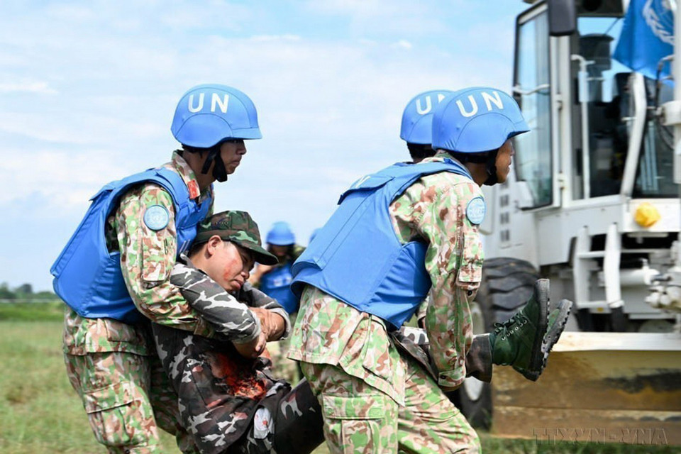 Cấp cứu lực lượng công binh bị thương trong khi rà phá bom mìn, vật liệu nổ trong Diễn tập đánh giá năng lực của quân nhân Gìn giữ hòa bình LHQ quốc do Bộ Quốc phòng Việt Nam phối hợp với Bộ Quốc phòng Nhật Bản tổ chức (20/9/2023). (Ảnh: TTXVN phát)