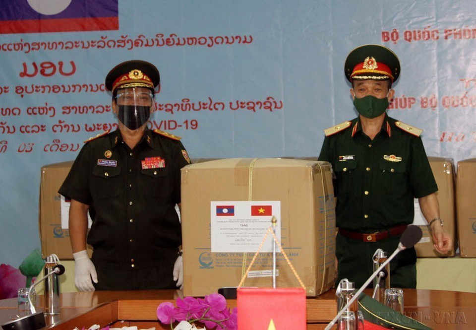 Lễ bàn giao trang thiết bị y tế và đón đoàn chuyên gia y tế của Bộ Quốc phòng Việt Nam sang hỗ trợ giúp Lào chống dịch COVID-19 (3/5/2021). (Ảnh: Phạm Kiên/TTXVN)
