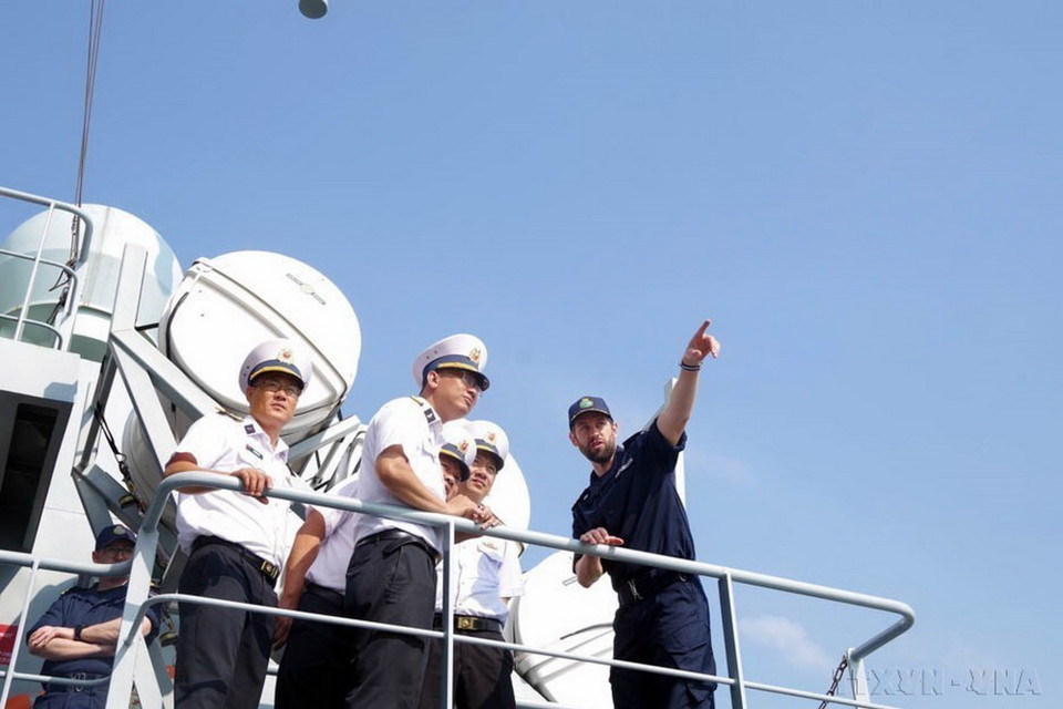 Sỹ quan tàu Hải quân 378, Lữ đoàn 167 (Vùng 2 Hải quân) trao đổi nghiệp vụ với sỹ quan Tàu tuần tra xa bờ của Hải quân Hoàng gia Anh trong buổi huấn luyện chung. (Ảnh: TTXVN phát)