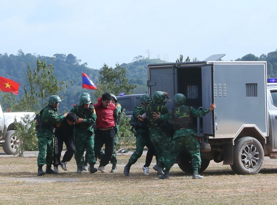 Lực lượng biên phòng Lóng Sập (Việt Nam) và lực lượng biên phòng Hủa Phăn (Lào) diễn tập phối hợp bắt tội phạm ma túy tại Giao lưu hữu nghị quốc phòng biên giới Việt Nam - Lào lần thứ 2 (Sơn La, 22/4/2024). (Ảnh: Trọng Đức/TTXVN)