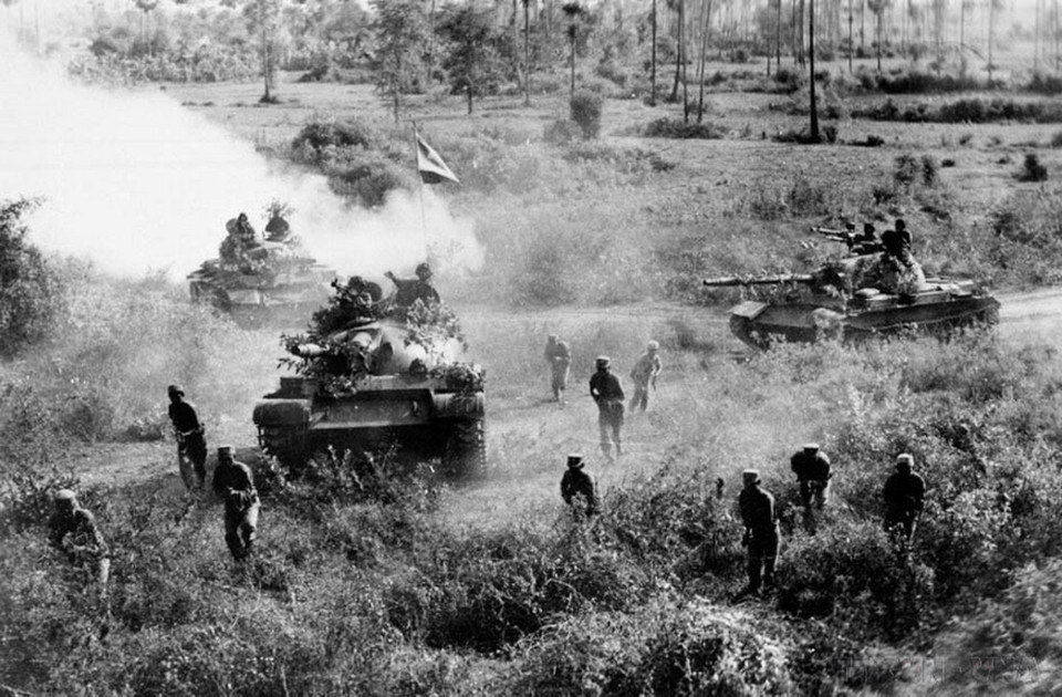 Hơn 10 năm làm nghĩa vụ quốc tế, Quân tình nguyện Việt Nam đã thực hiện một sứ mệnh lịch sử cao cả, giúp giải phóng nhân dân Campuchia thoát khỏi chế độ diệt chủng Pol Pot và giành đại thắng. Trong ảnh: Lực lượng vũ trang cách mạng Campuchia và bộ đội tình nguyện Việt Nam phối hợp luyện tập, nâng cao kỹ thuật chiến đấu. (Ảnh: TTXVN)