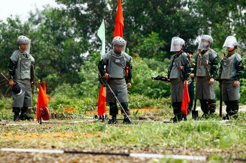 Đoàn đánh giá chất lượng và tư vấn (AAV) của Liên hợp quốc tham quan trình diễn nội dung rà phá bom mìn của đơn vị Công binh tham gia hoạt động gìn giữ hòa bình Liên hợp quốc, ngày 27/6/2017, tại Lữ đoàn 249, Bộ Tư lệnh Công binh. (Ảnh: An Đăng/TTXVN)