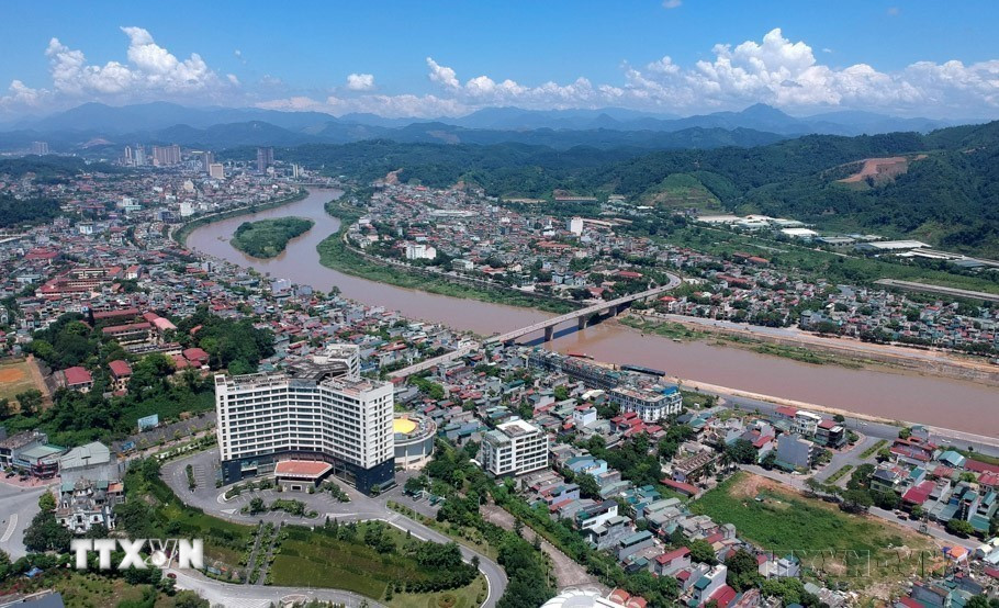 Sau chiến tranh, Lào Cai trở thành thành phố hiện đại bậc nhất khu vực Tây Bắc của Tổ quốc, với một diện mạo hoàn toàn mới, hiện đại hơn, giàu sức sống hơn. (Ảnh: Quốc Khánh/TTXVN)