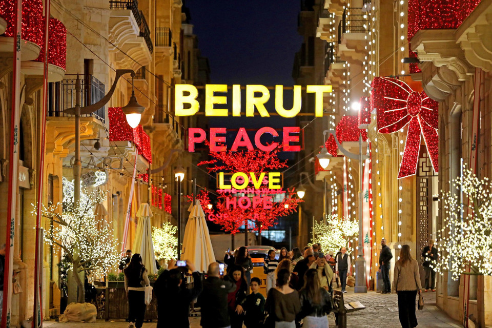 Nhiều quốc gia trên thế giới đã trang hoàng đường phố rực rỡ, chuẩn bị chào đón Lễ Giáng sinh. Ảnh: Trang hoàng đón Giáng sinh tại Beirut, Liban ngày 18/12/2024. (THX/TTXVN)