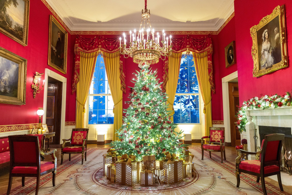 Nhiều quốc gia trên thế giới đã trang hoàng đường phố rực rỡ, chuẩn bị chào đón Lễ Giáng sinh. Ảnh: Trang hoàng đón Giáng sinh tại Nhà Trắng, Mỹ ngày 2/12/2024. (THX/TTXVN)