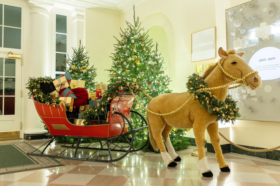 Nhiều quốc gia trên thế giới đã trang hoàng đường phố rực rỡ, chuẩn bị chào đón Lễ Giáng sinh. Ảnh: Trang hoàng đón Giáng sinh tại Nhà Trắng, Mỹ ngày 2/12/2024. (THX/TTXVN)