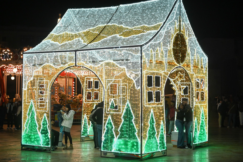 Nhiều quốc gia trên thế giới đã trang hoàng đường phố rực rỡ, chuẩn bị chào đón Lễ Giáng sinh. Ảnh: Trang hoàng đón Giáng sinh tại Valletta, Malta ngày 10/12/2024. (THX/TTXVN)