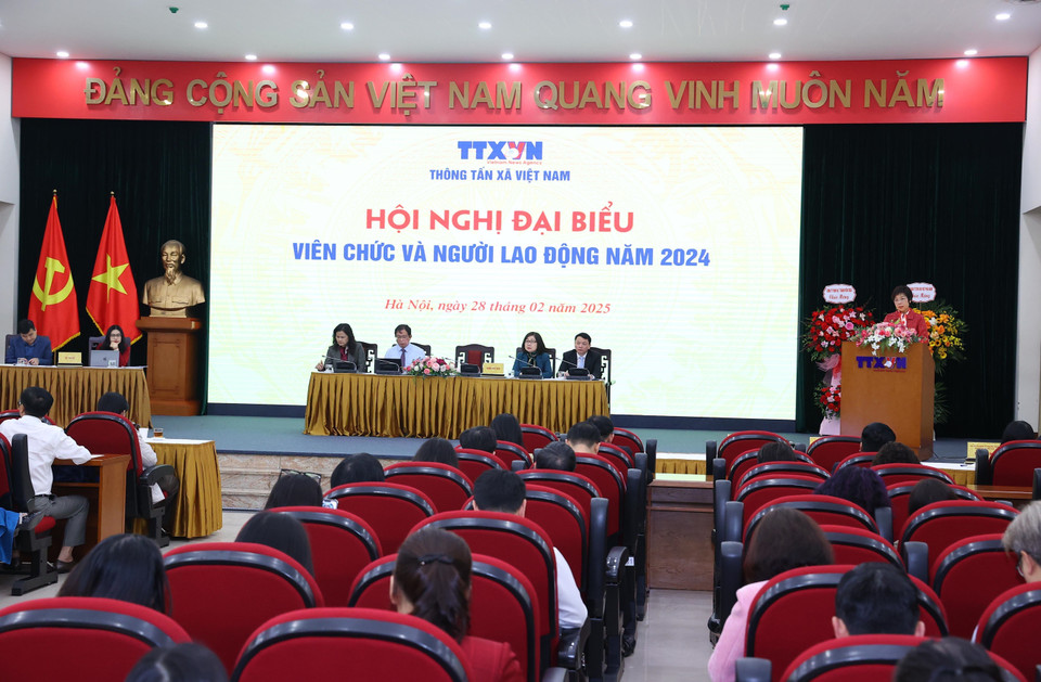 Tổng Giám đốc TTXVN Vũ Việt Trang phát biểu định hướng công tác của ngành năm 2025. (Ảnh: Văn Điệp/TTXVN)