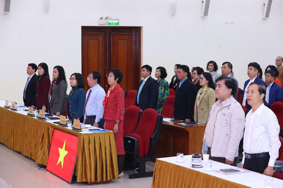 Đại biểu thực hiện nghi thức chào cờ tại hội nghị. (Ảnh: Văn Điệp/TTXVN)