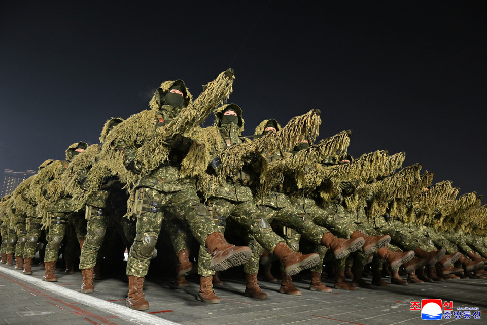 Diễu binh chào mừng Đại hội lần thứ IX của Đảng Lao động Triều Tiên tại Bình Nhưỡng tối 25/2/2026. (Ảnh: KCNA/TTXVN)