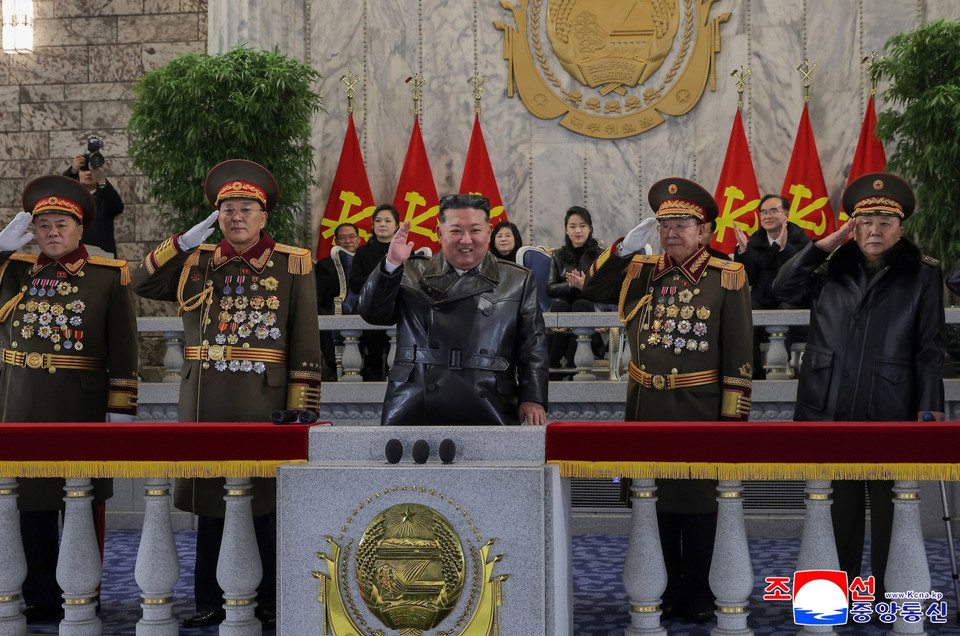 Nhà lãnh đạo Kim Jong Un (giữa) tham dự lễ diễu binh chào mừng Đại hội lần thứ IX của Đảng Lao động Triều Tiên tại Bình Nhưỡng tối 25/2/2026. (Ảnh: KCNA/TTXVN)