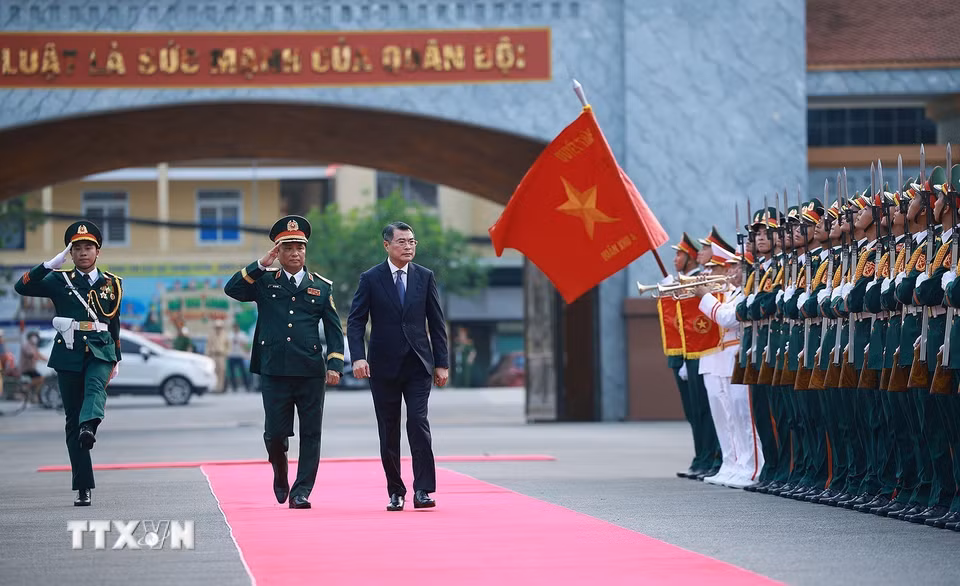 Thủ tướng Lê Minh Hưng đến dự Lễ đón nhận danh hiệu Anh hùng Lực lượng vũ trang nhân dân của Quân khu 4. (Ảnh: Dương Giang/TTXVN)