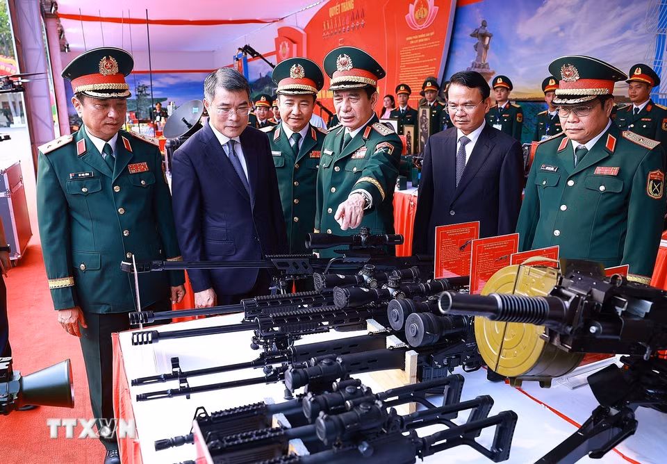 Thủ tướng Lê Minh Hưng tham quan trưng bày sáng kiến cải tiến kỹ thuật của Quân khu 4. (Ảnh: Dương Giang/TTXVN)