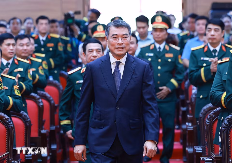 Thủ tướng Lê Minh Hưng dự Lễ đón nhận danh hiệu Anh hùng Lực lượng vũ trang nhân dân của Quân khu 4. (Ảnh: Dương Giang/TTXVN)