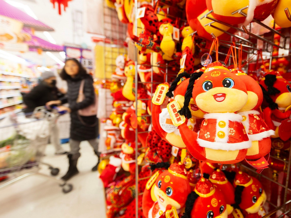 Đồ trang trí tết Nguyên đán được bày bán tại siêu thị ở Toronto, Canada. (Ảnh: THX/TTXVN)