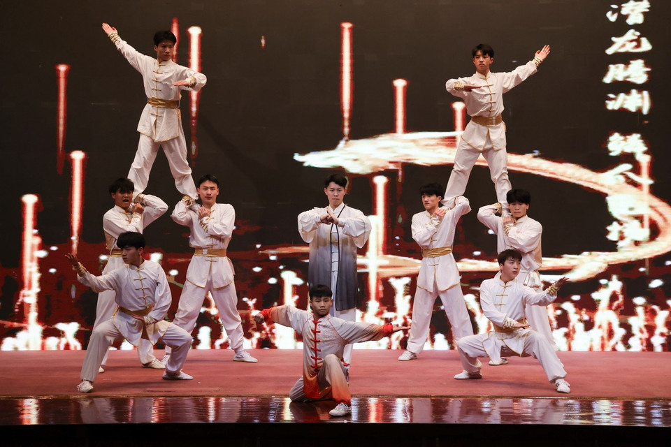 Biểu diễn võ thuật đón tết Nguyên đán tại Riyadh, Saudi Arabia. (Ảnh: THX/TTXVN)