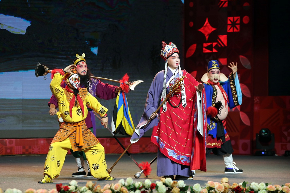 Biểu diễn nghệ thuật đón tết Nguyên đán tại Dhaka, Bangladesh. (Ảnh: THX/TTXVN)