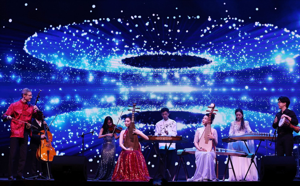 Biểu diễn nghệ thuật đón tết Nguyên đán tại Paris, Pháp. (Ảnh: THX/TTXVN)