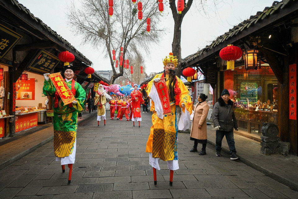 Biểu diễn nghệ thuật đón tết Nguyên đán tại tỉnh Tứ Xuyên, Trung Quốc. (Ảnh: THX/TTXVN)