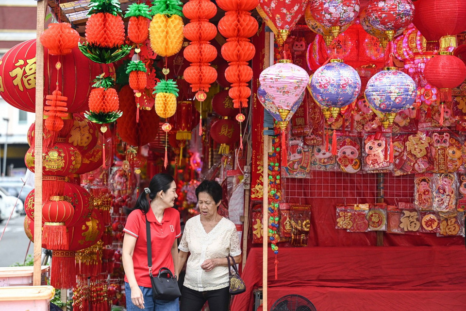 Đồ trang trí Tết được bày bán tại Jakarta, Indonesia. (Ảnh: THX/TTXVN)