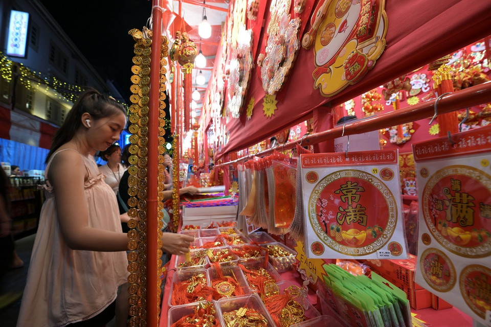 Người dân chọn mua đồ trang trí Tết tại Singapore. (Ảnh: THX/TTXVN)