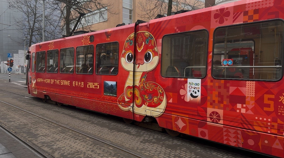 Tàu điện được trang hoàng đón tết Nguyên đán tại Hague, Hà Lan. (Ảnh: THX/TTXVN)