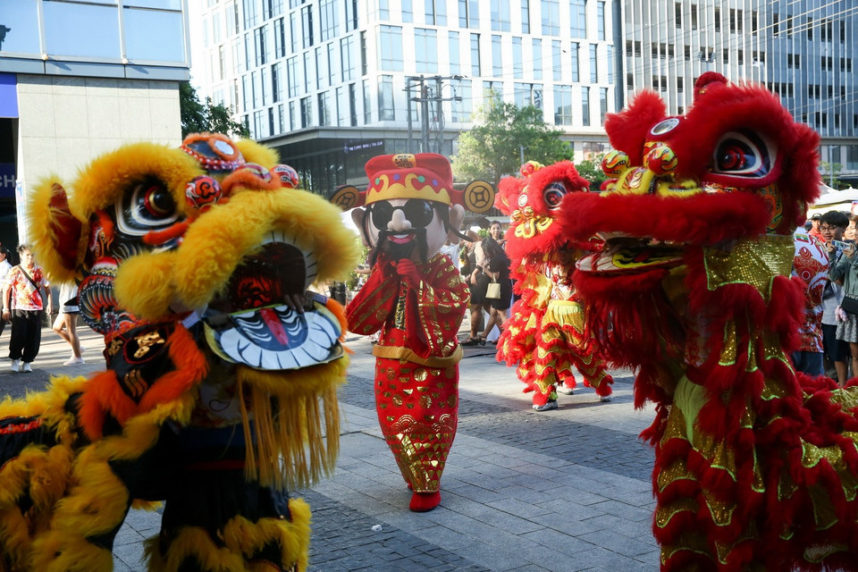 Múa sư tử đón tết Nguyên đán tại Yangon, Myanmar. (Ảnh: THX/TTXVN)