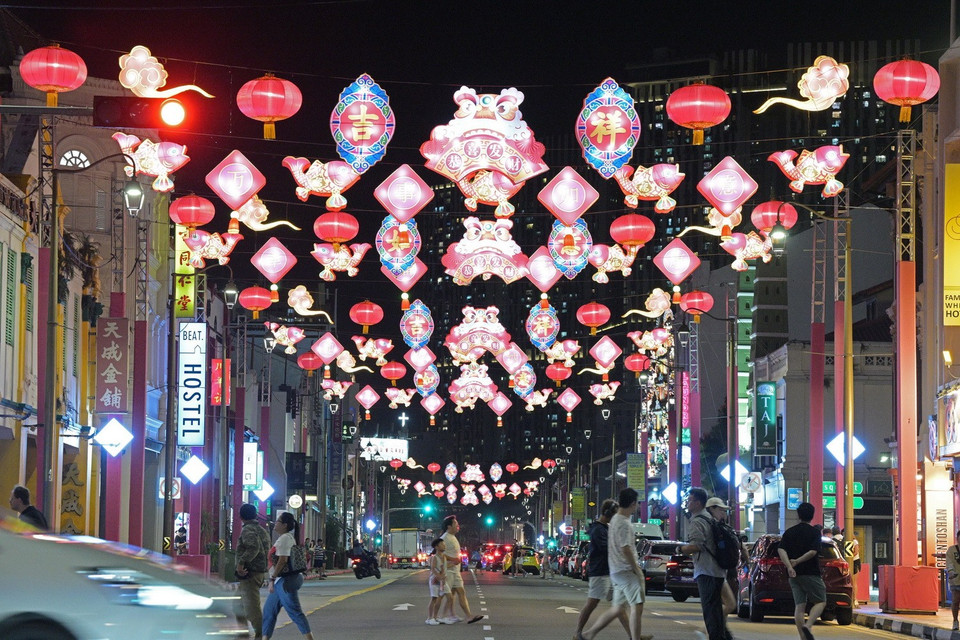 Đường phố được trang hoàng đón tết Nguyên đán tại Singapore. (Ảnh: THX/TTXVN)