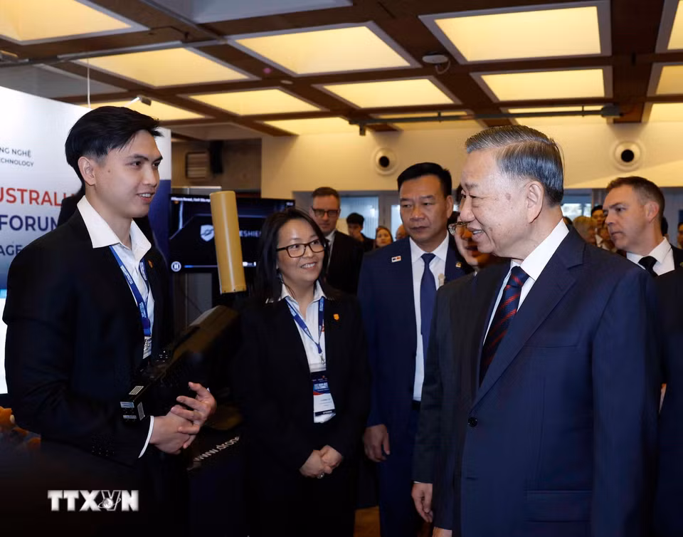Tổng Bí thư, Chủ tịch nước Tô Lâm tham quan khu vực triển lãm, trưng bày thành tựu hợp tác khoa học công nghệ, đổi mới sáng tạo, đầu tư và giáo dục giữa Việt Nam - Australia. (Ảnh: Thống Nhất/TTXVN)