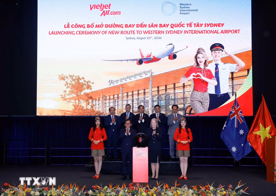 Đại tướng Phan Văn Giang, Uỷ viên Bộ Chính trị, Phó Thủ tướng Chính phủ, Bộ trưởng Bộ Quốc phòng và các đại biểu chứng kiến Lễ công bố mở đường bay đến sân bay quốc tế Tây Sydney của Hãng hàng không Vietjet Air. (Ảnh: Thống Nhất/TTXVN)