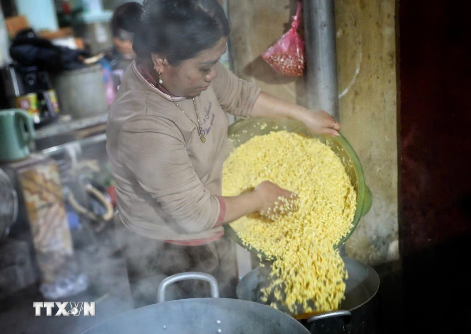 Vỏ bánh được chế biến từ gạo nếp được lên màu tự nhiên từ quả Dành dành. (Ảnh: Việt Hùng/TTXVN)