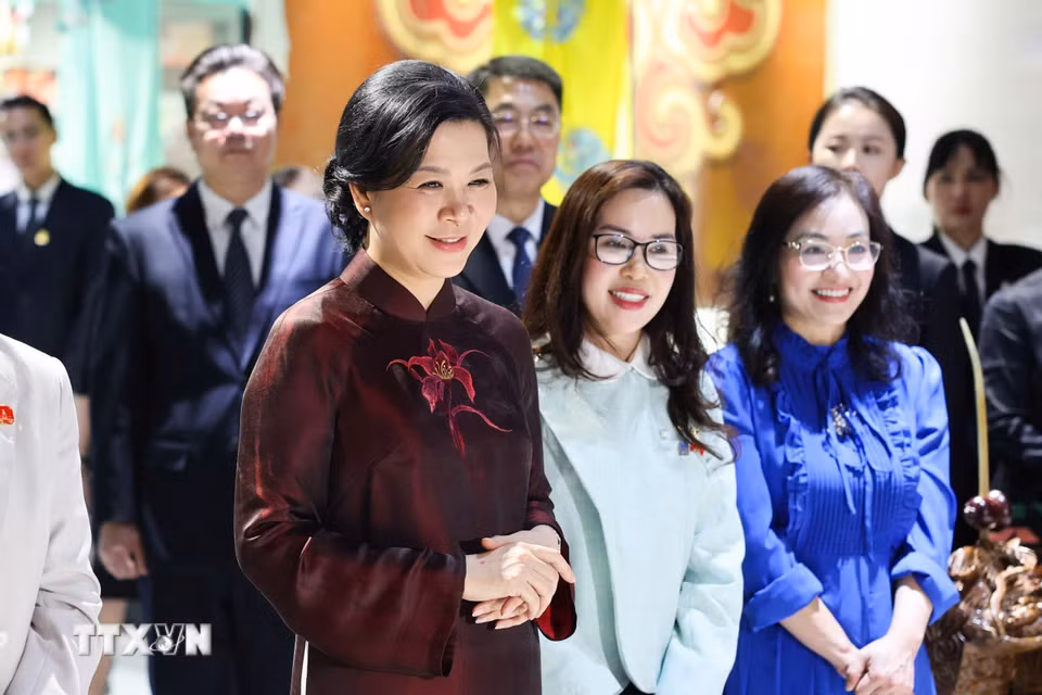 Phu nhân Ngô Phương Ly đến thăm Bảo tàng Âm nhạc dân tộc Quảng Tây. (Ảnh: TTXVN phát)