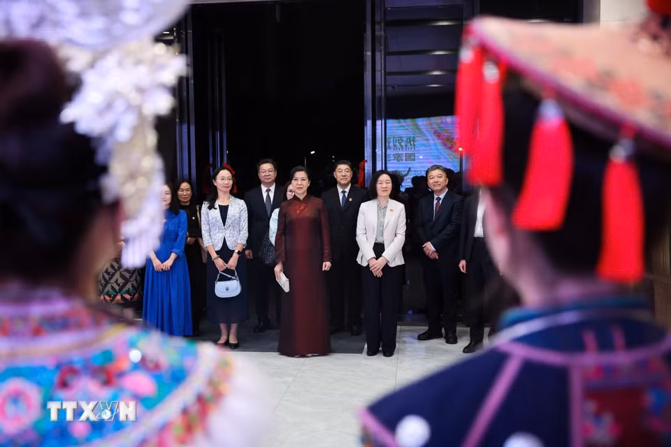 Các thiếu nữ trong trang phục dân tộc ở Quảng Tây chào đón Phu nhân Tổng Bí thư, Chủ tịch nước Ngô Phương Ly tại Bảo tàng Âm nhạc dân tộc Quảng Tây. (Ảnh: TTXVN phát)