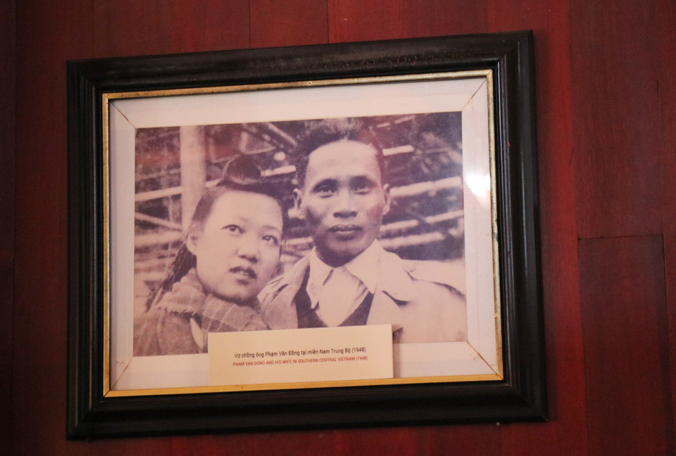 Bức ảnh chụp Thủ tướng Phạm Văn Đồng cùng phu nhân năm 1948 được trưng bày tại Khu lưu niệm. (Ảnh: Phạm Cường/TTXVN)