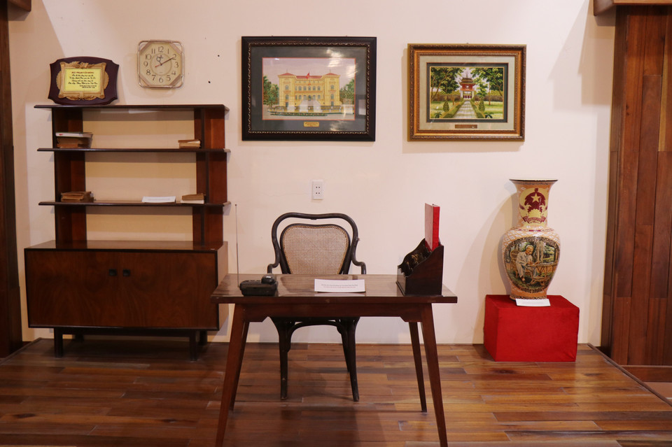 Những đồ dùng tại phòng làm việc của Thủ tướng Phạm Văn Đồng được trưng bày tại khu lưu niệm. (Ảnh: Phạm Cường/TTXVN)