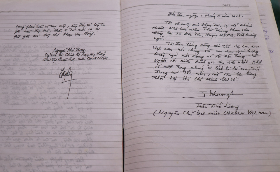 Lưu bút của các đồng chí lãnh đạo Đảng, Nhà nước khi đến thăm Khu lưu niệm Thủ tướng Phạm Văn Đồng. (Ảnh: Phạm Cường/TTXVN)