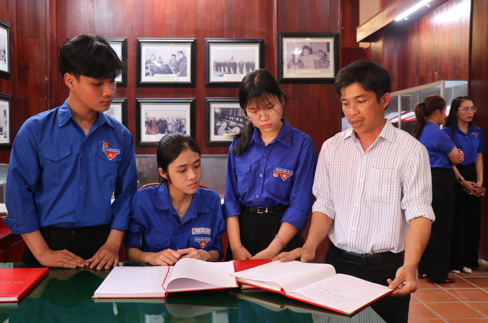 Đoàn viên, thanh niên tham quan Khu lưu niệm Thủ tướng Phạm Văn Đồng. (Ảnh: Phạm Cường/TTXVN)