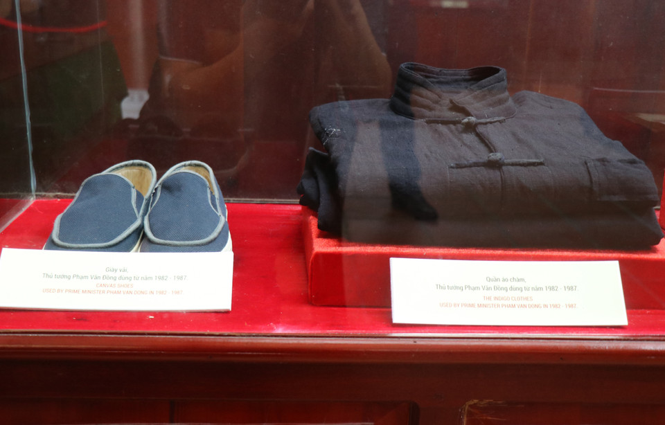 Giày vải và áo chàm của Thủ tướng Phạm Văn Đồng được trưng bày tại khu lưu niệm. (Ảnh: Phạm Cường/TTXVN)