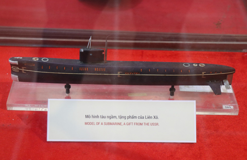 Mô hình tàu ngầm do Liên Xô tặng Thủ tướng Phạm Văn Đồng được trưng bày tại khu lưu niệm. (Ảnh: Phạm Cường/TTXVN)