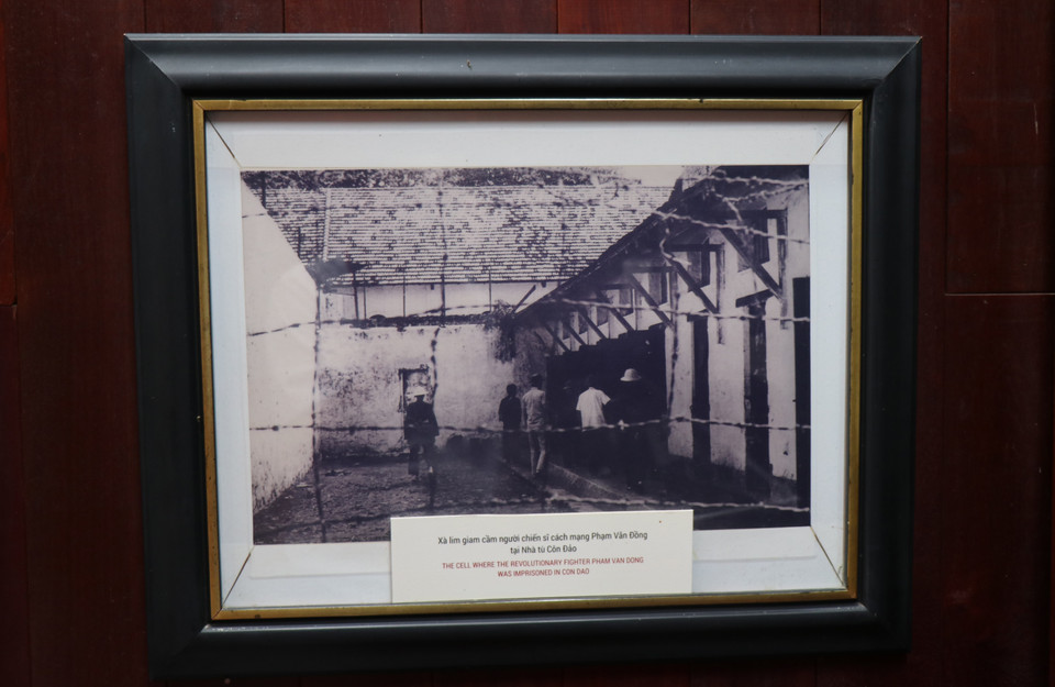 Bức ảnh xà lim, nơi giam giữ người chiến sỹ yêu nước Phạm Văn Đồng tại Côn Đảo, được trưng bày tại khu lưu niệm. (Ảnh: Phạm Cường/TTXVN)