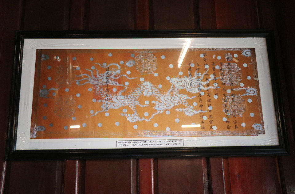 Bản sắc phong của Triều Nguyễn cho ông Phạm Văn Nga, thân phụ Thủ tướng Phạm Văn Đồng, được trưng bày tại khu lưu niệm. (Ảnh: Phạm Cường/TTXVN)