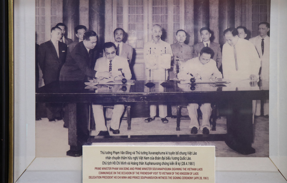 Ảnh hoạt động ngoại giao của Thủ tướng Phạm Văn Đồng được trưng bày tại khu lưu niệm. (Ảnh: Phạm Cường/TTXVN)