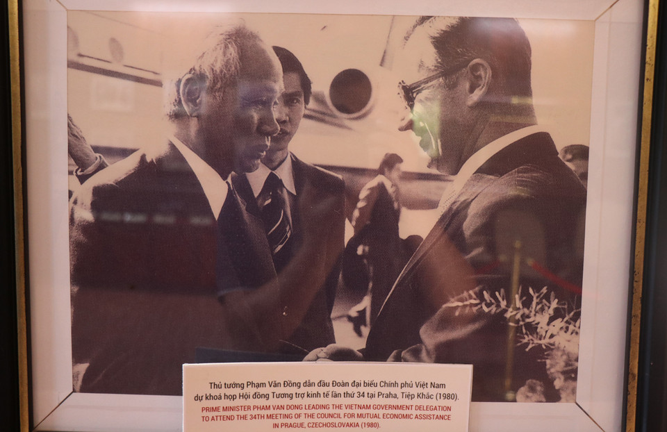 Ảnh hoạt động ngoại giao của Thủ tướng Phạm Văn Đồng được trưng bày tại khu lưu niệm. (Ảnh: Phạm Cường/TTXVN)