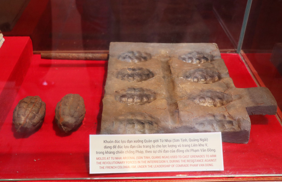 Khuôn đúc lựu đạn trang bị cho lực lượng vũ trang liên Khu V trong kháng chiến chống Pháp do Phạm Văn Đồng chỉ đạo. (Ảnh: Phạm Cường/TTXVN)