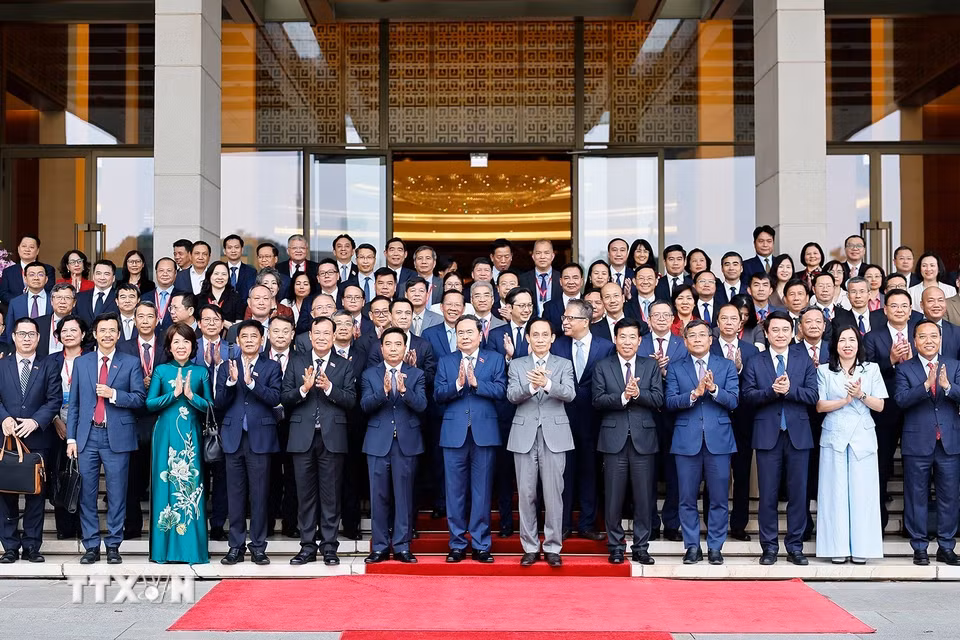 Chủ tịch Quốc hội Trần Thanh Mẫn với lãnh đạo Bộ Ngoại giao, các đại sứ, trưởng cơ quan đại diện ngoại giao Việt Nam ở nước ngoài. (Ảnh: Doãn Tấn/TTXVN)