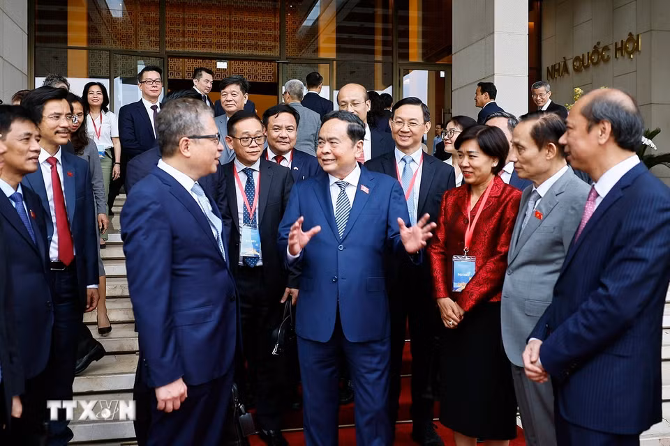 Chủ tịch Quốc hội Trần Thanh Mẫn với lãnh đạo Bộ Ngoại giao, các đại sứ, trưởng cơ quan đại diện ngoại giao Việt Nam ở nước ngoài. (Ảnh: Doãn Tấn/TTXVN)