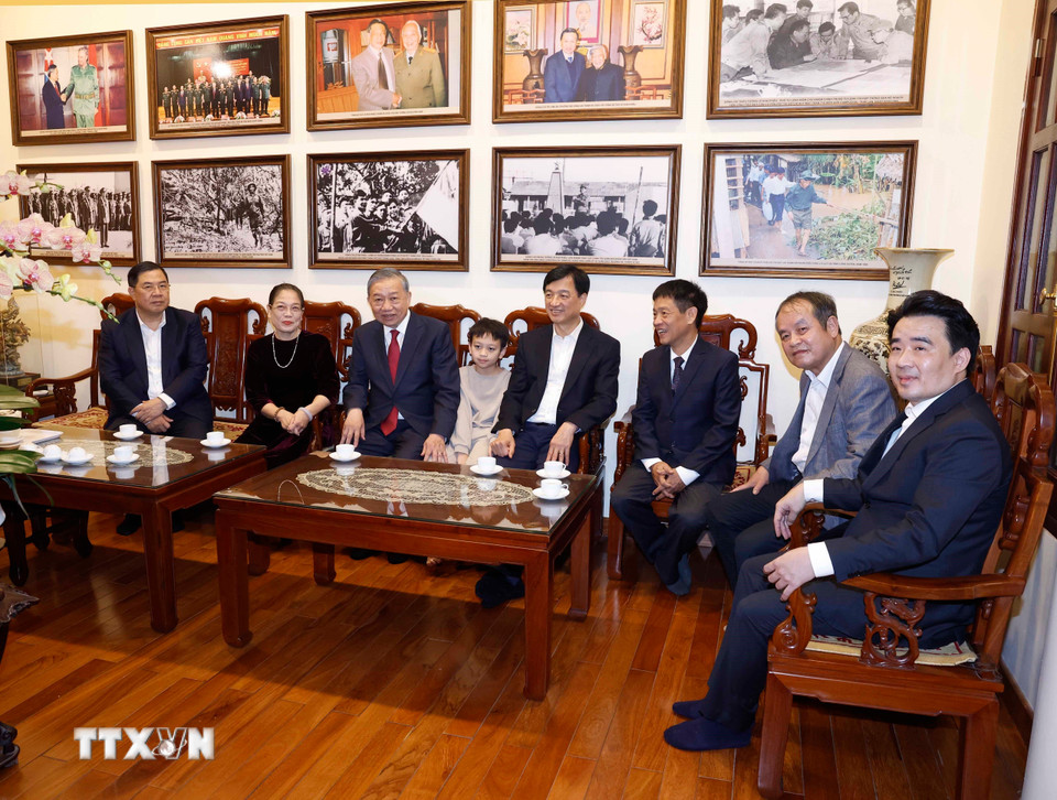 Tổng Bí thư Tô Lâm thăm hỏi thân nhân Tổng Bí thư Lê Khả Phiêu. (Ảnh: Thống Nhất/TTXVN)